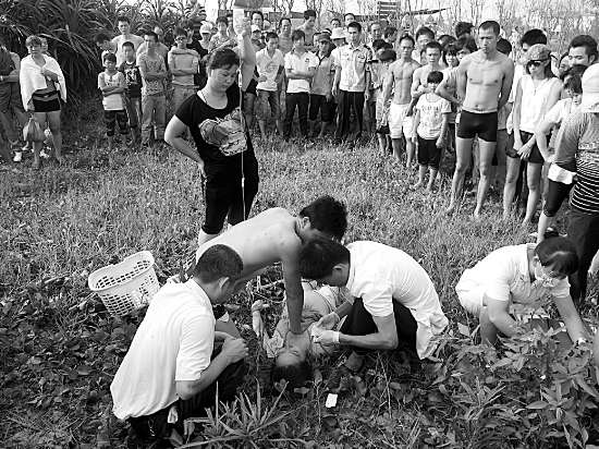 ��������2�r�S�������Sĳ����ɂ�Ů����婽��^(q��)��ɽ����߅��Ӿ�������Ů�������˾�����СŮ�������ϰ�����һŮ���Sĳ�����(j��ng)���t(y��)Ժ���ȟoЧ�������D���t(y��)��(w��)�ˆT�ں�����Ů���M�Г����� һ�� �z